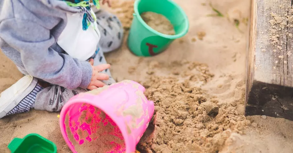 Tanie zabawki ogrodowe dla dzieci – sposób na mini plac zabaw w ogrodzie