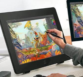 Czarny stojący tablet graficzny oraz rysująca dłoń z rysikiem