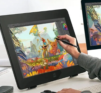 Czarny stojący tablet graficzny oraz rysująca dłoń z rysikiem