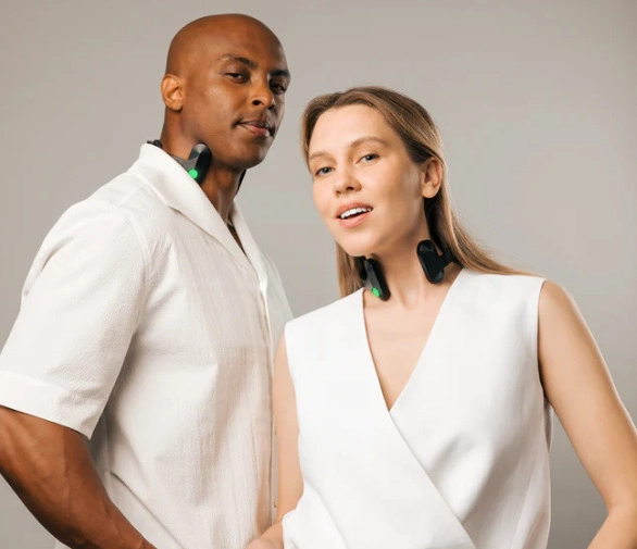 Mężczyzna i kobieta w białych ubraniach i ze sprzętem na szyi