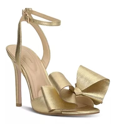 Złoty damski but na szpilce i z kokardą ozdobną