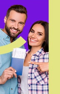 Mężczyzna i kobieta z biletami lotniczymi