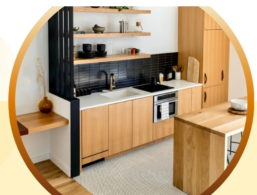 Jasne drewniane meble kuchenne z czarnymi dodatkami