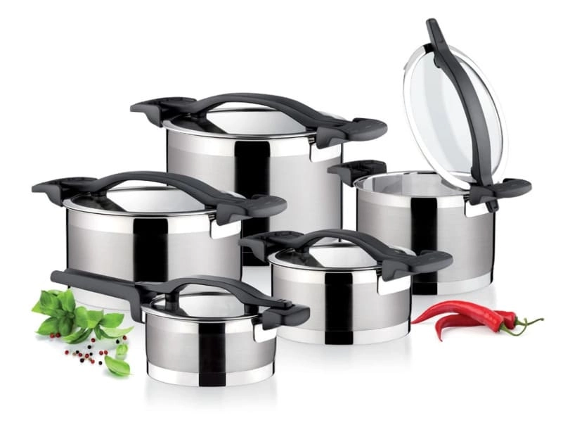 Zestaw pięciu stalowych garnków z przykrywkami