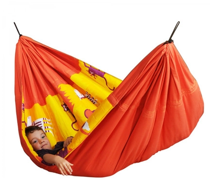 Chłopiec leżący w pomarańczowo-żółtym hamaku
