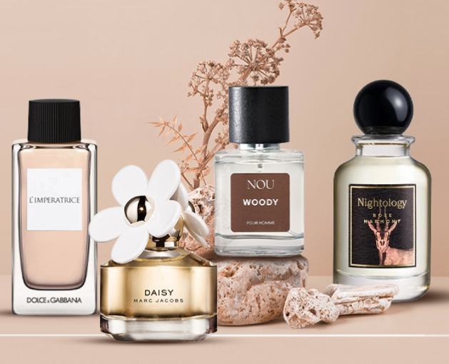 Różne rodzaje perfum we flakonikach na kremowym tle