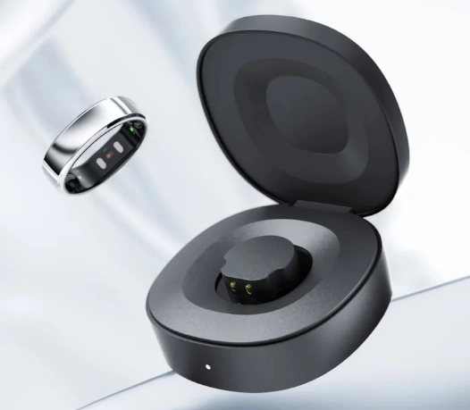 Pierścień z czarną, elegancją ładowarką w formie etui