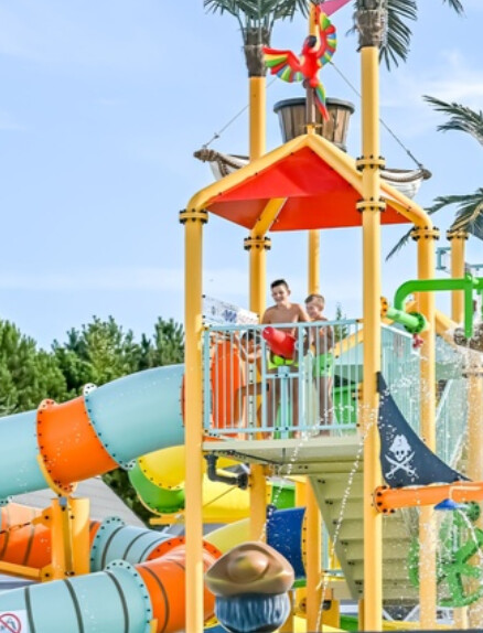 Plac zabaw ze zjeżdżalnią do wody i dziećmi