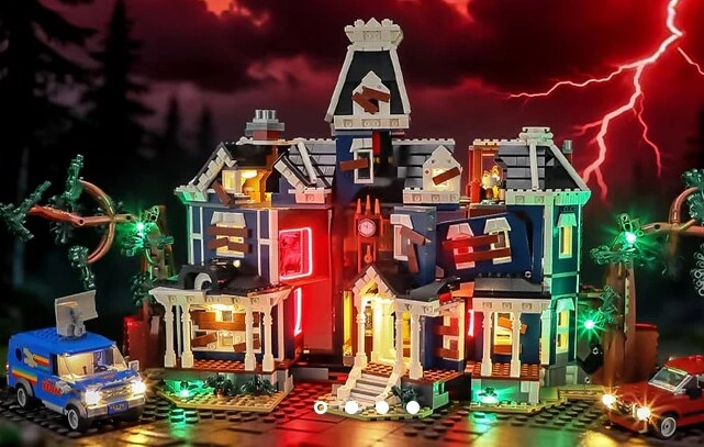 Dom Kevina samego w domu z oświetleniem