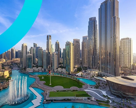 Wieżowce w Dubaju na tle niebieskiego nieba