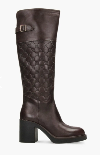 Brązowe, skórzane kozaki na obcasie z tłoczeniem i klamrą