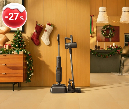 Dwa odkurzacze pionowe w kolorze czarnym pod ścianą