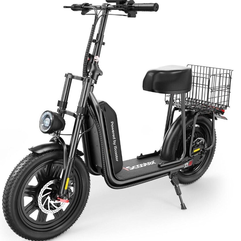 Czarny pojazd elektryczny z siodełkiem i koszykiem