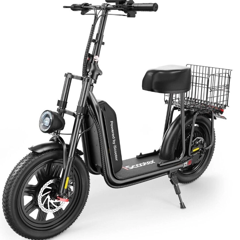 Czarny pojazd elektryczny z siodełkiem i koszykiem