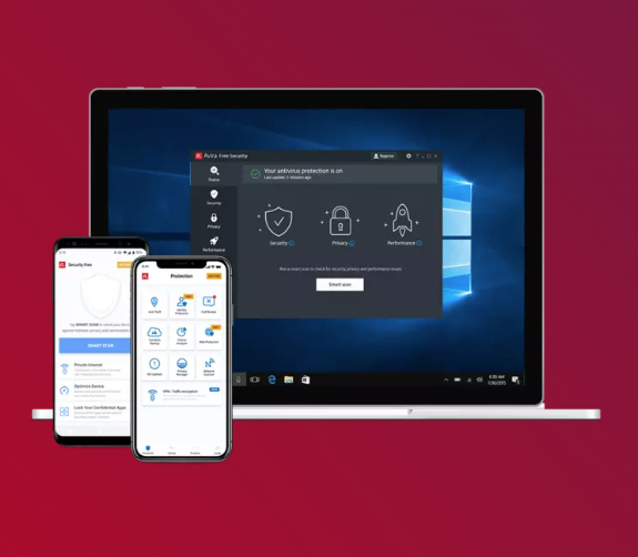 Komputer i dwa smartfony z zainstalowanym antywirusem