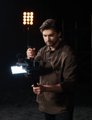 Mężczyzna z kamerą w dłoniach