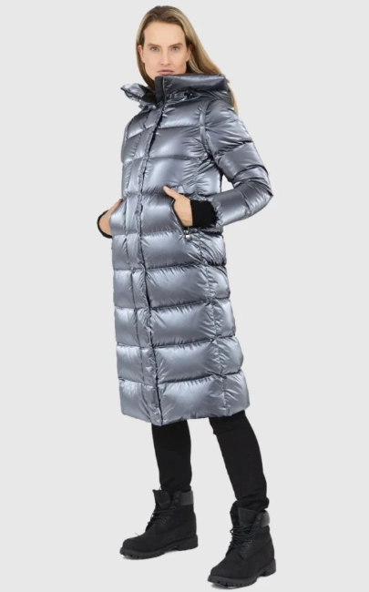 Kobieta w srebrnej, błyszczącej, puchowej kurtce do kolan