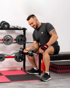 Hop-Sport - mężczyzna z hantlami