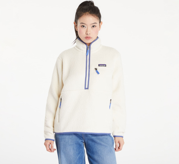 Azjatka w dżinsach i białej bluzie marki Patagonia