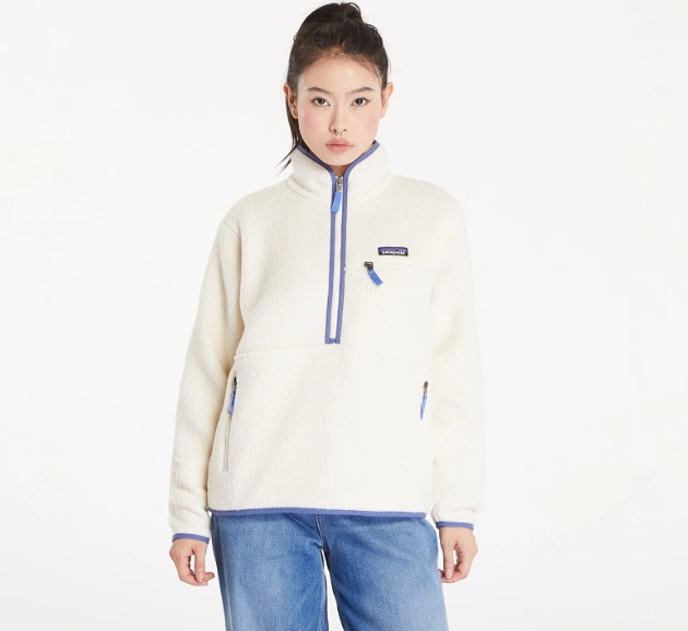 Azjatka w dżinsach i białej bluzie marki Patagonia