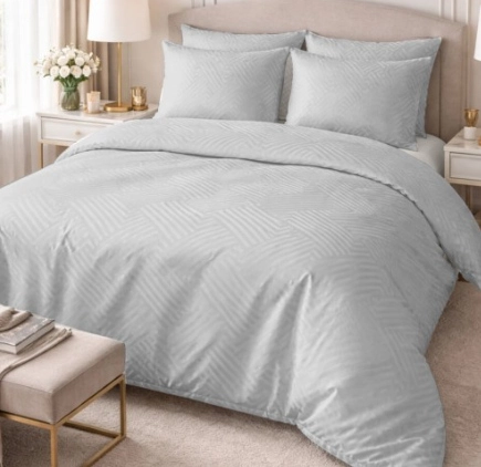 Popielata pościel na łóżku małżeńskim w beżowym pokoju