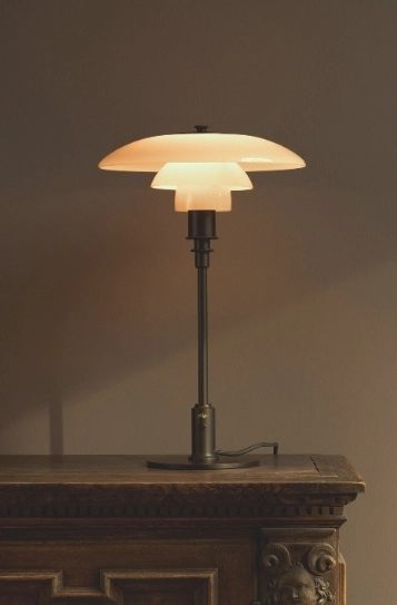 Lampka z nowoczesnym abażurem stojąca na retro komodzie