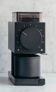 Nowoczesny, czarny młynek do kawy na białym tle