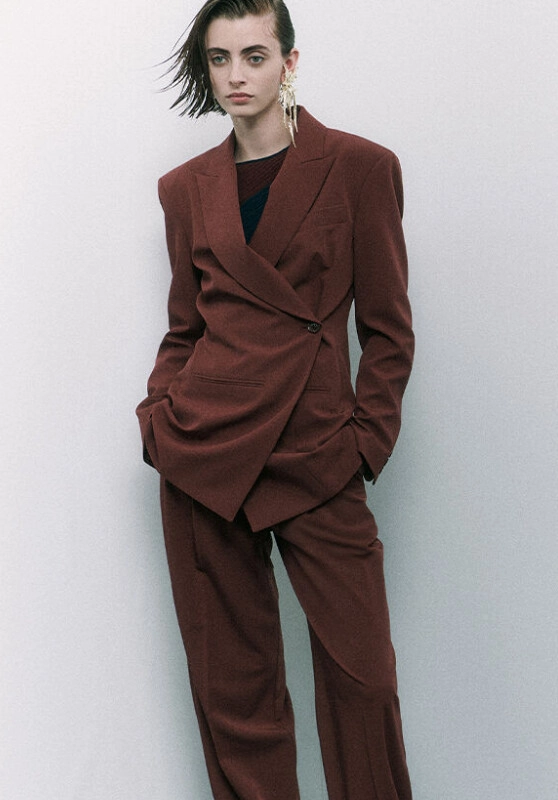 Kobieta w damskim garniturze w bordowym kolorze