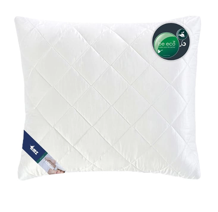 Biała, pikowana poduszka ze śliskiego materiału