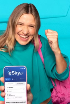 Joanna Koroniewska z aplikacją na ekranie telefonu