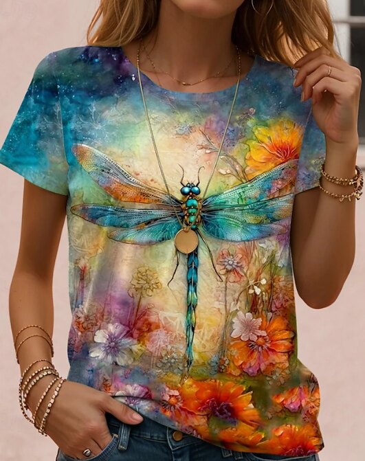 Kolorowa bluzka z motylem założona na kobietę