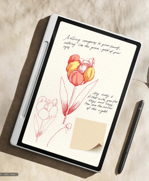 Tablet graficzny z narysowanym kwiatkiem na ekranie i notatkami