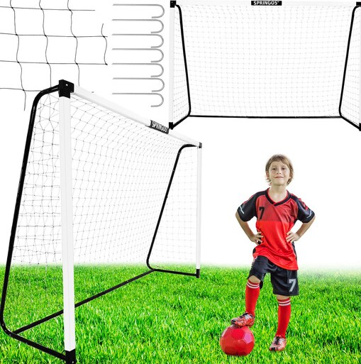 Chłopiec na trawie z piłką i bramką