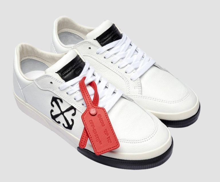 Białe obuwie sportowe z czarnymi i czerwonymi dodatkami