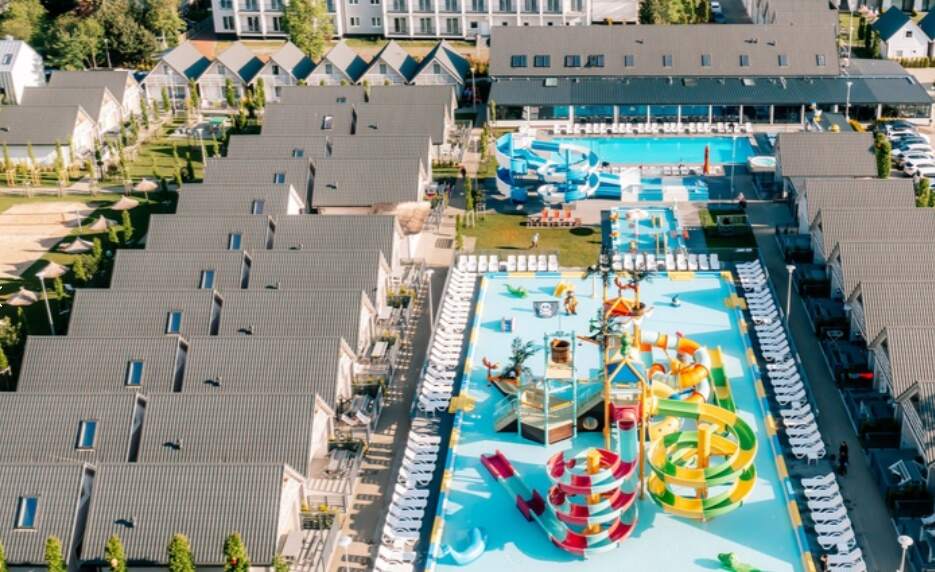 Kompleks wakacyjny z basenem, leżakami i zjeżdżalniami