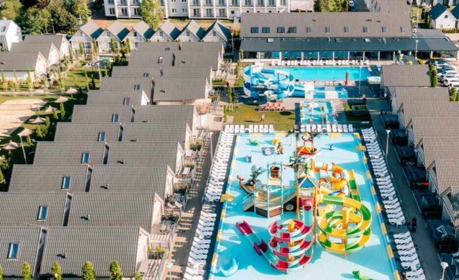 Kompleks wakacyjny z basenem, leżakami i zjeżdżalniami