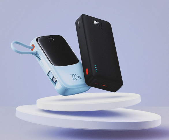 Mały błękitny powerbank o opływowym kształcie i duży czarny kanciasty powebrank