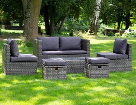 Zestaw mebli ogrodowych z rattanu i z szarymi poduszkami