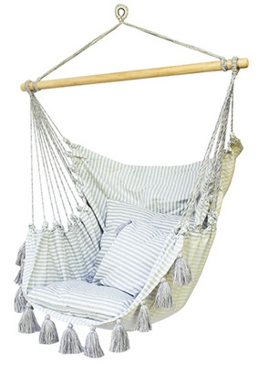 Wiszące krzesło brazylijskie w jasne paski i z frędzelkami