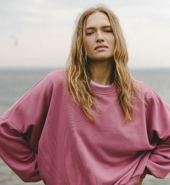 Blondynka w różowej szerokiej bluzie