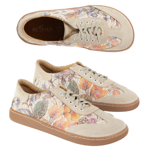 Jasne zamszowe buty z kwiatowym motywem