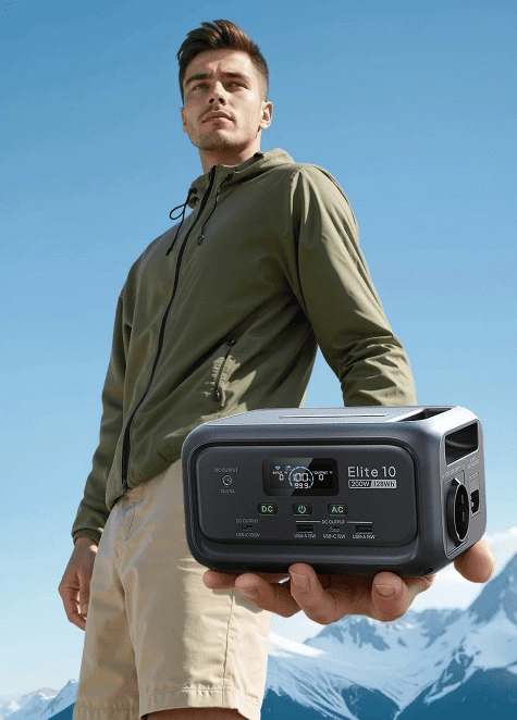 Mężczyzna trzymający w ręce mały generator prądu