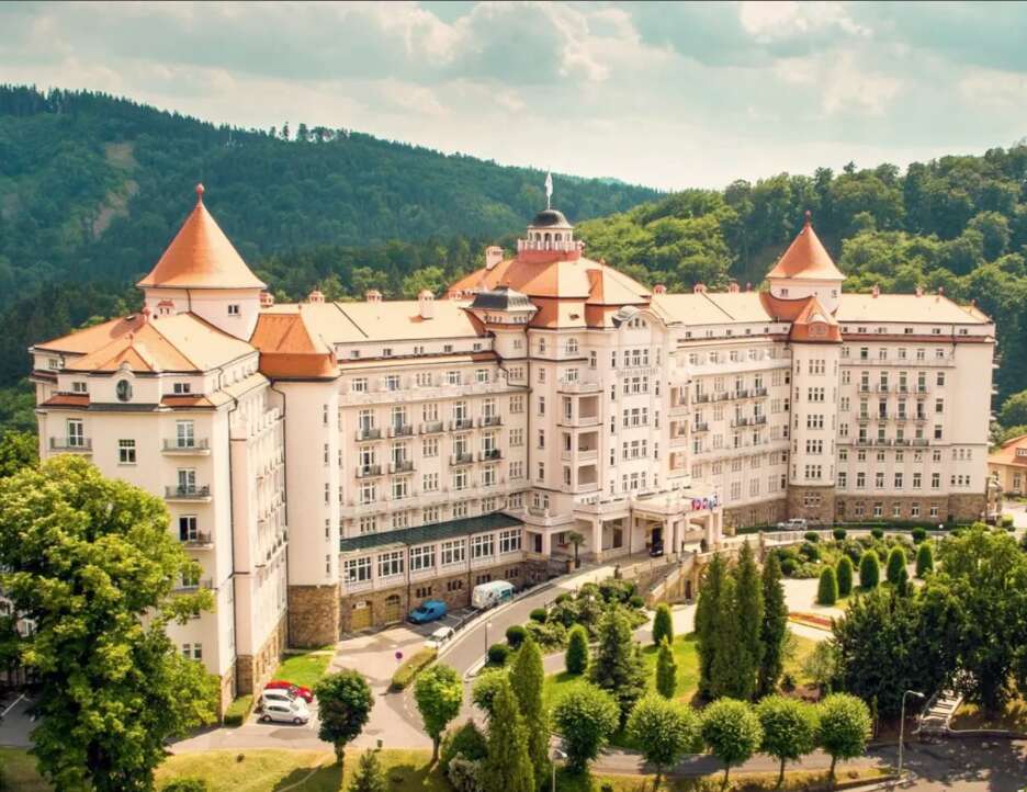 Hotel w górach stylizowany na zamek z wieżyczkami