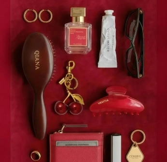 Szczotka do włosów, perfuma, okulary przeciwsłonecze, biżuteria, portfel oraz kosmetyk