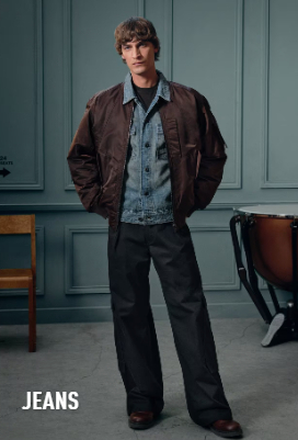 Mężczyzna w dżinsach, koszuli dżinsowej i brązowej skórzanej kurtce