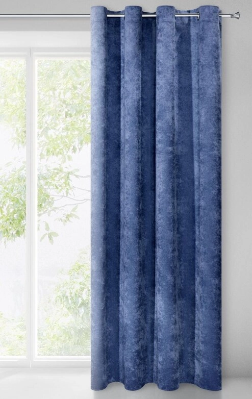 Karnisz przy oknie z niebieską zasłoną