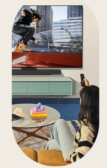 Dziewczyna przed telewizorem z pilotem w dłoni