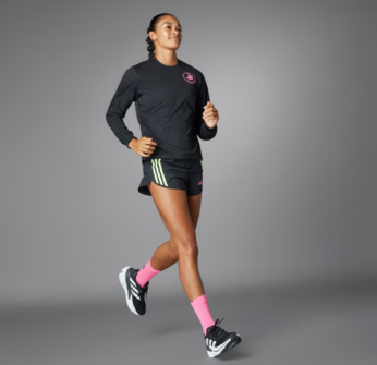 Adidas - biegaczka w ubraniach marki