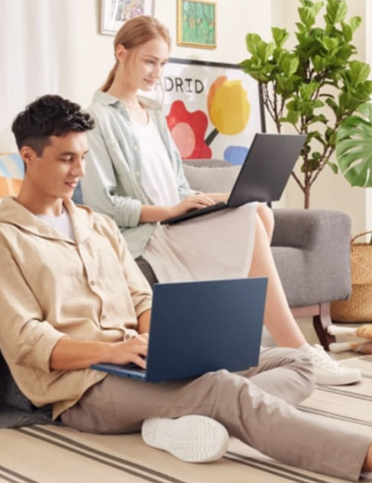 Acer - młodzi ludzie z laptopami