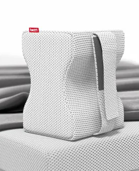 Szara poduszka między kolana ustawiona na materacu